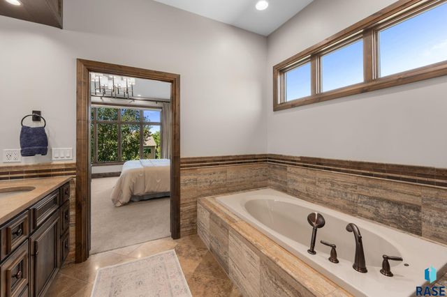 5905 S Grand Prairie Dr Drive, Sioux Falls, SD 57108