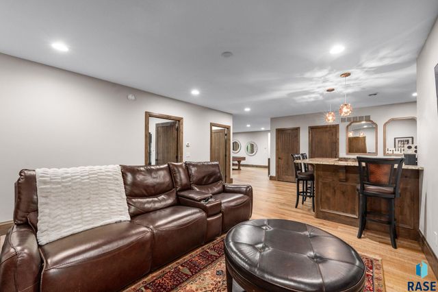 5905 S Grand Prairie Dr Drive, Sioux Falls, SD 57108