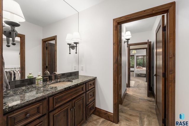 5905 S Grand Prairie Dr Drive, Sioux Falls, SD 57108