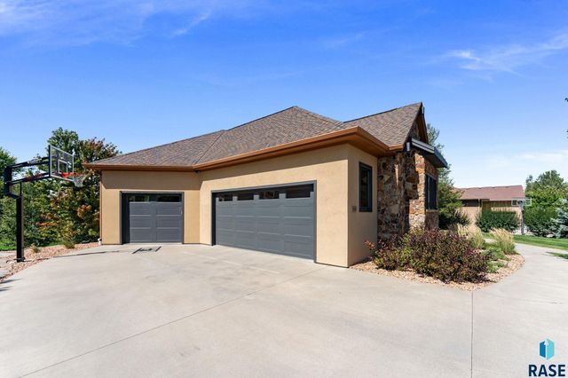 5905 S Grand Prairie Dr Drive, Sioux Falls, SD 57108