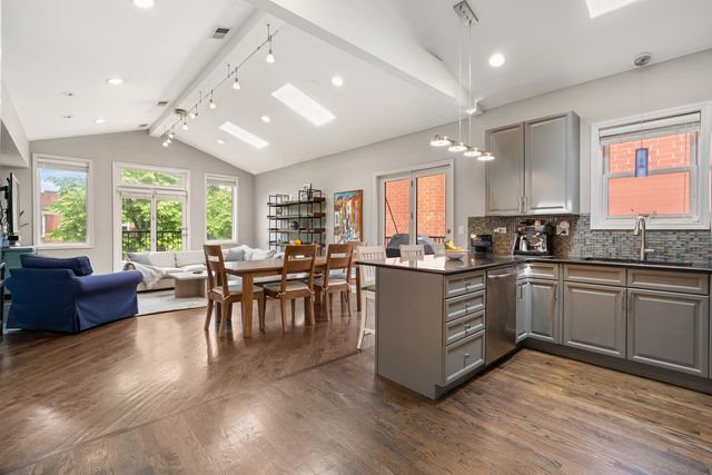 929 W George Street 3, Chicago, IL 60657
