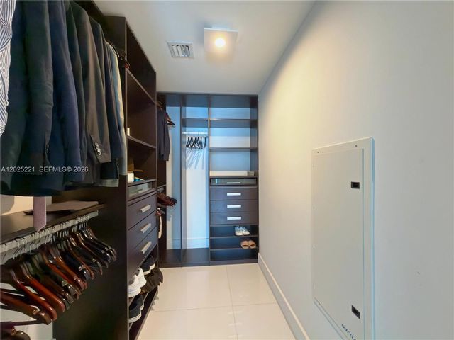 200 Biscayne Boulevard Way 4104, Miami, FL 33131