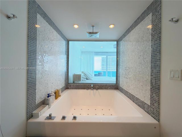200 Biscayne Boulevard Way 4104, Miami, FL 33131