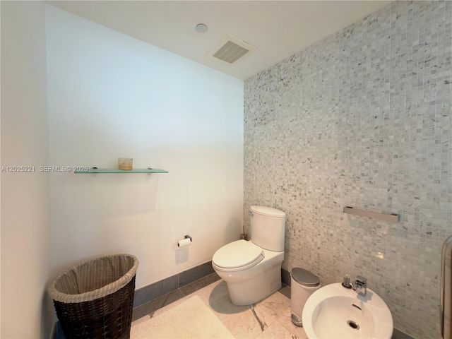 200 Biscayne Boulevard Way 4104, Miami, FL 33131