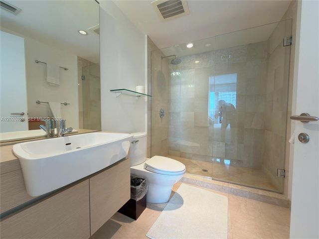 200 Biscayne Boulevard Way 4104, Miami, FL 33131