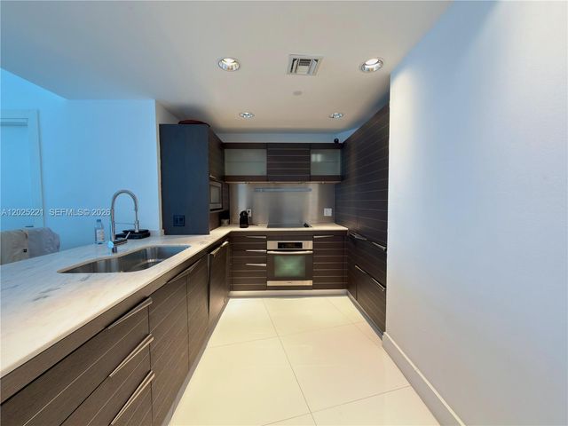 200 Biscayne Boulevard Way 4104, Miami, FL 33131