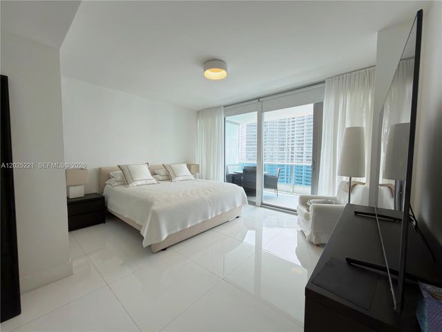 200 Biscayne Boulevard Way 4104, Miami, FL 33131