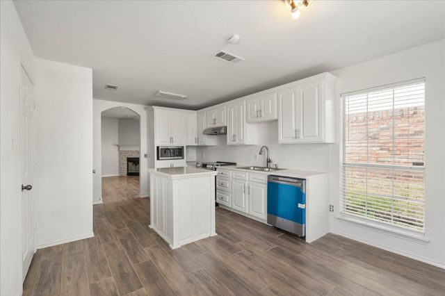 2732 Brea Canyon Road, Fort Worth, TX 76108