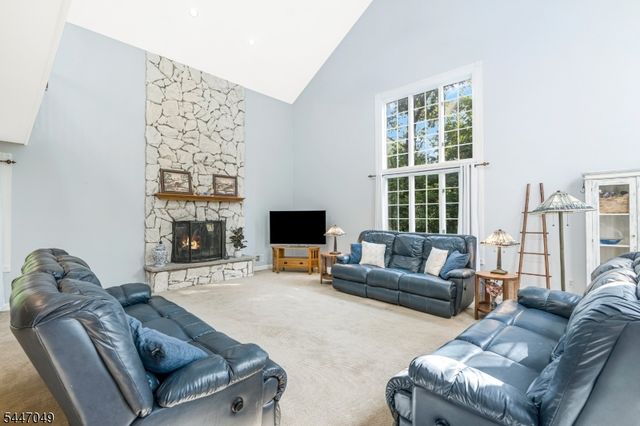 4 Peter Dr, Allamuchy Twp., NJ 07840