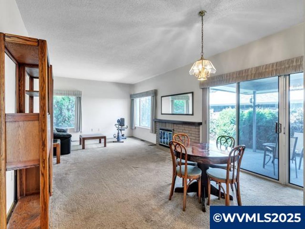 Image 10 of property listing at 3016 Twin Oak Pl NW, Salem, OR 97304