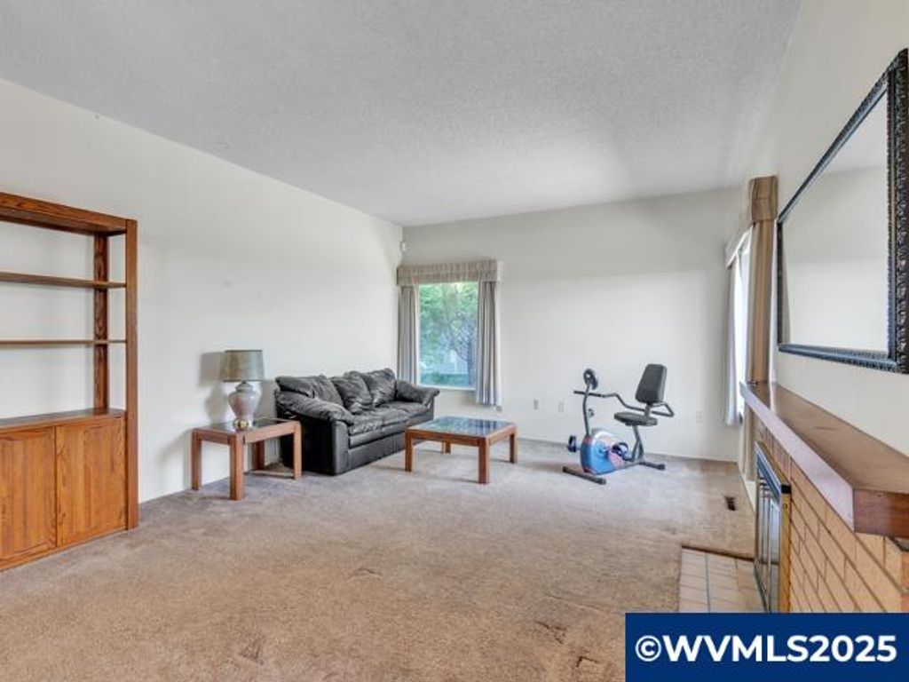 Image 11 of property listing at 3016 Twin Oak Pl NW, Salem, OR 97304