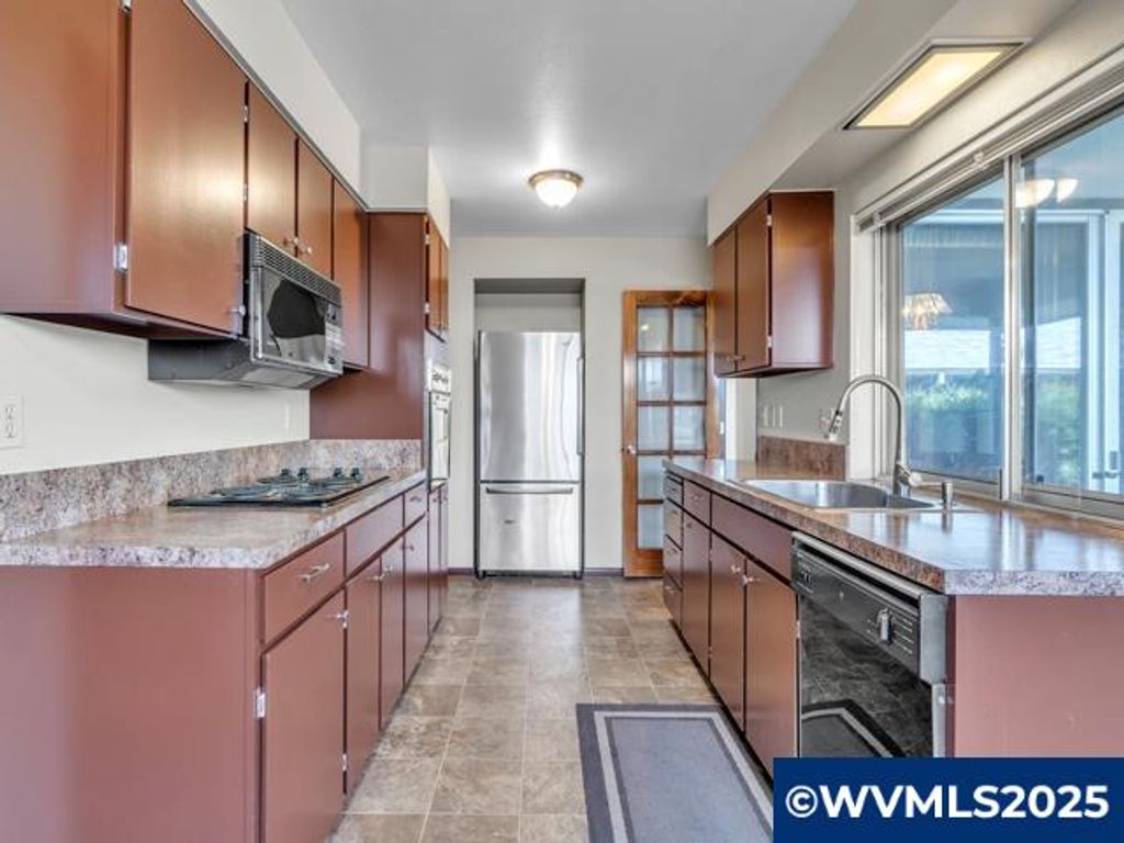 Image 15 of property listing at 3016 Twin Oak Pl NW, Salem, OR 97304