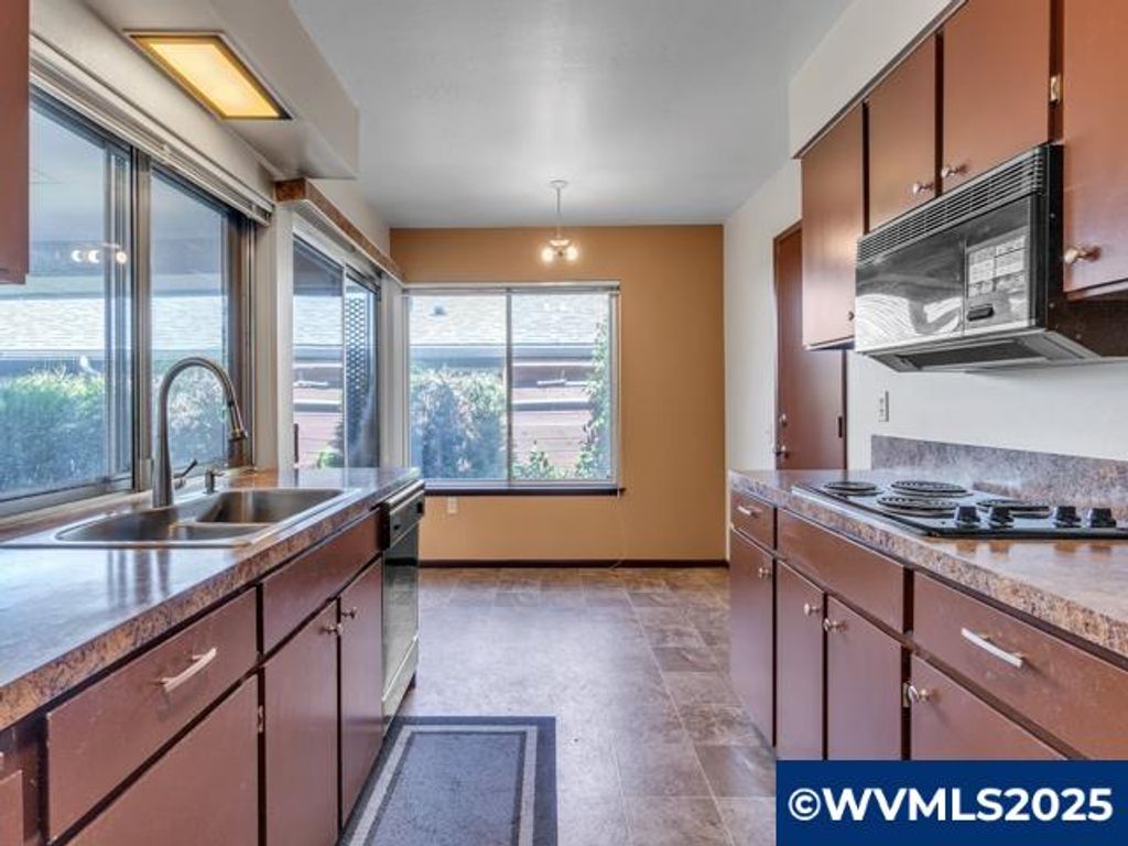 Image 17 of property listing at 3016 Twin Oak Pl NW, Salem, OR 97304