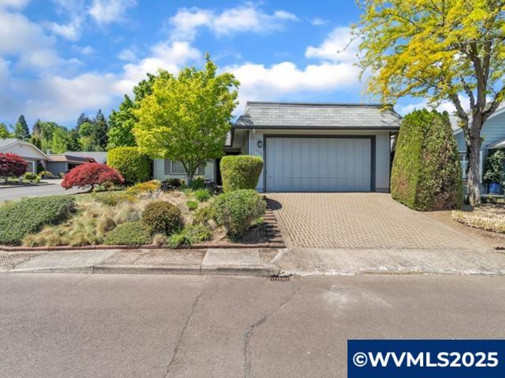 Image 2 of property listing at 3016 Twin Oak Pl NW, Salem, OR 97304