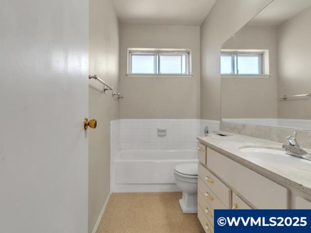 Image 27 of property listing at 3016 Twin Oak Pl NW, Salem, OR 97304