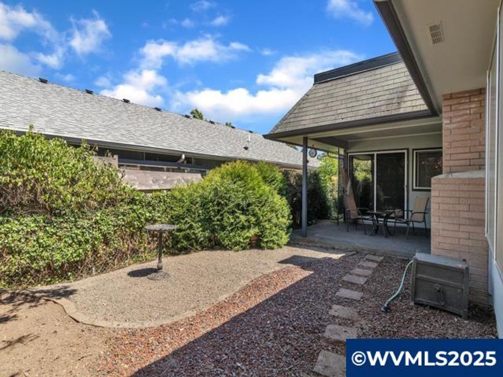 Image 33 of property listing at 3016 Twin Oak Pl NW, Salem, OR 97304