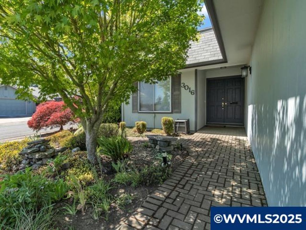 Image 6 of property listing at 3016 Twin Oak Pl NW, Salem, OR 97304