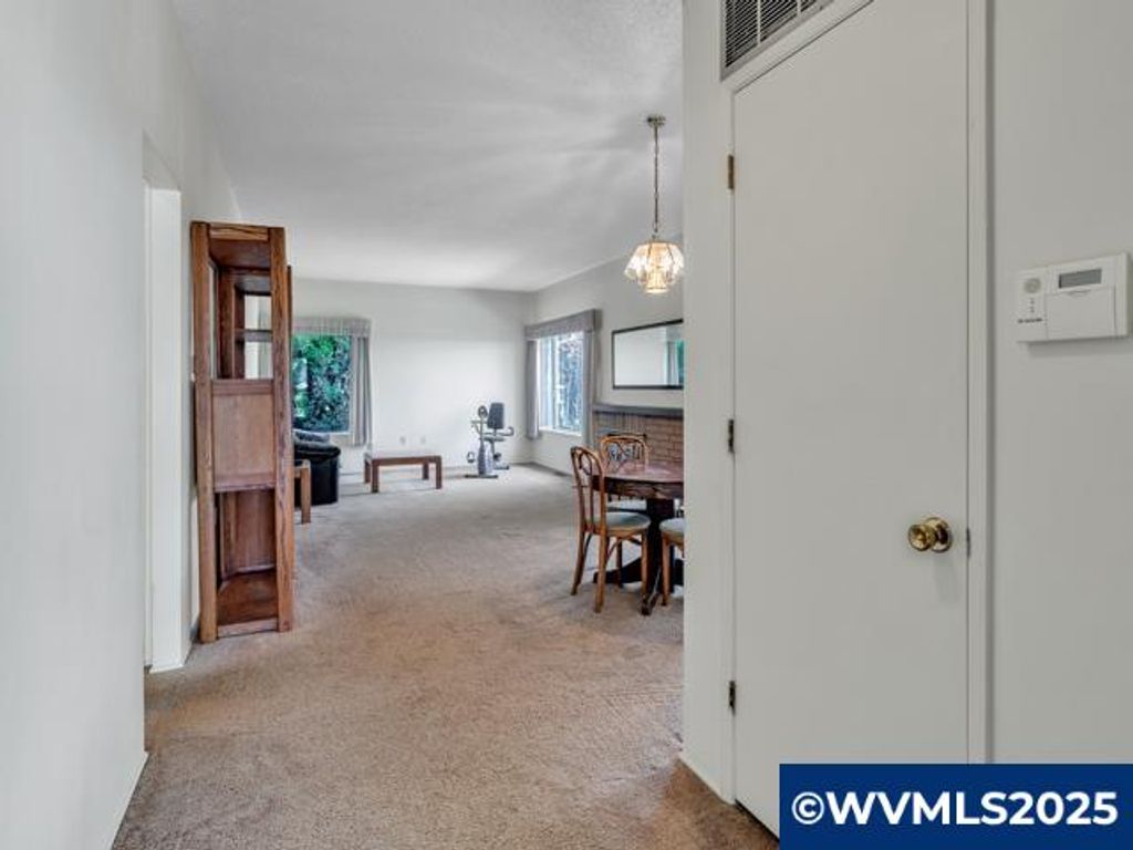 Image 8 of property listing at 3016 Twin Oak Pl NW, Salem, OR 97304