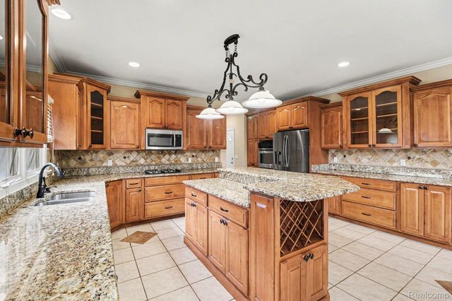 6929 Dakota Drive, Troy, MI 48098