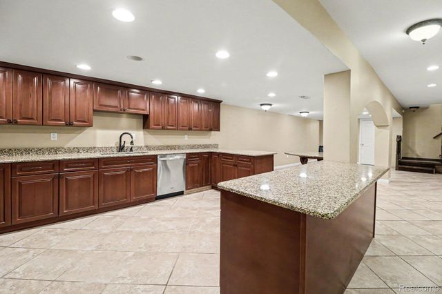 6929 Dakota Drive, Troy, MI 48098