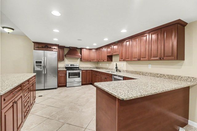 6929 Dakota Drive, Troy, MI 48098