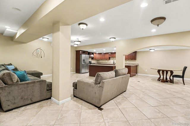 6929 Dakota Drive, Troy, MI 48098