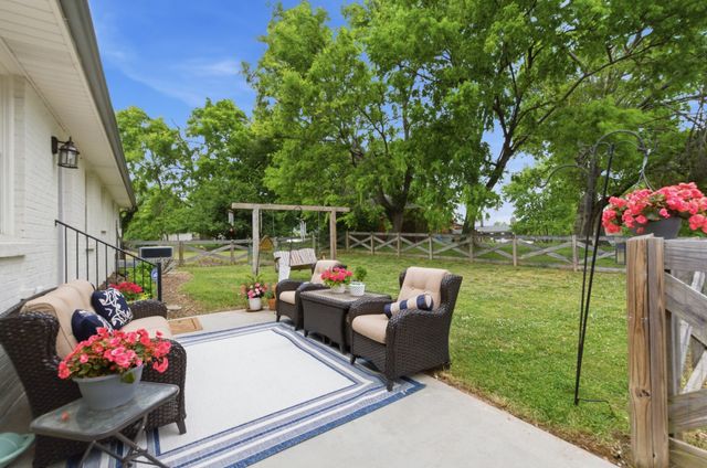 654 Oakley Dr, Nashville, TN 37220