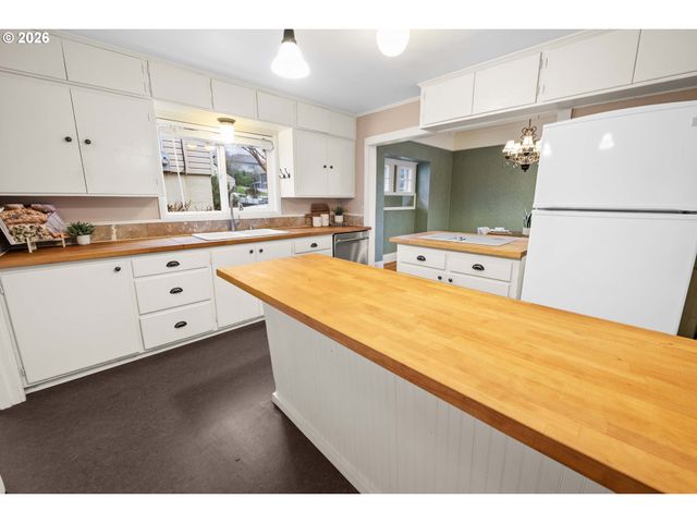 663 HARRISON Ave, Astoria, OR 97103