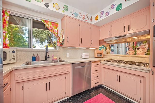 6571 Lake Park Dr, Sacramento, CA 95831