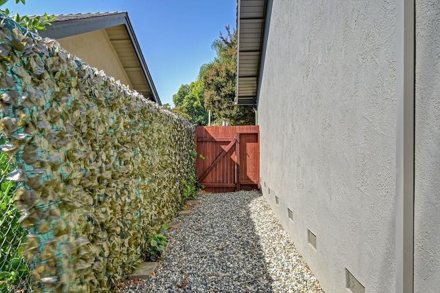 6571 Lake Park Dr, Sacramento, CA 95831