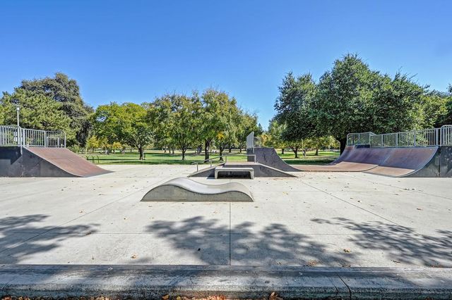 6571 Lake Park Dr, Sacramento, CA 95831