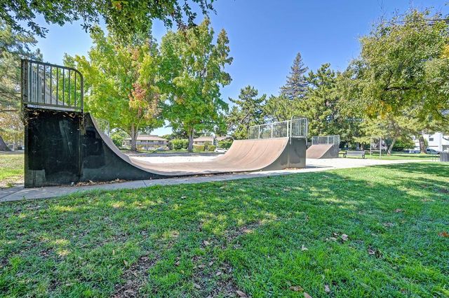 6571 Lake Park Dr, Sacramento, CA 95831