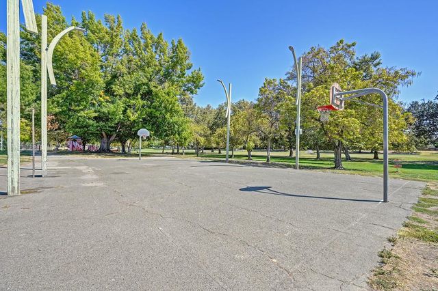 6571 Lake Park Dr, Sacramento, CA 95831