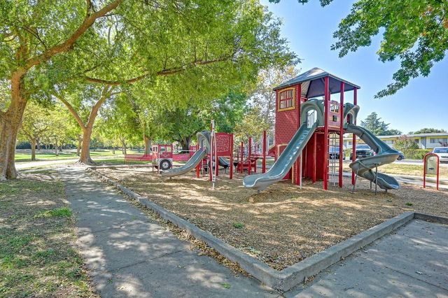 6571 Lake Park Dr, Sacramento, CA 95831