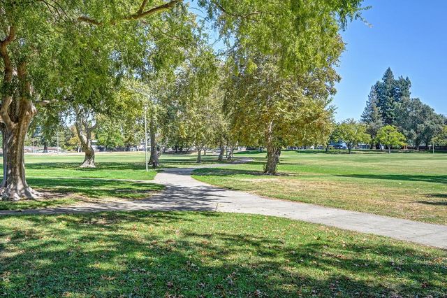 6571 Lake Park Dr, Sacramento, CA 95831
