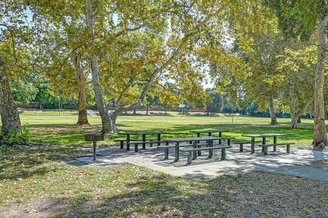 6571 Lake Park Dr, Sacramento, CA 95831