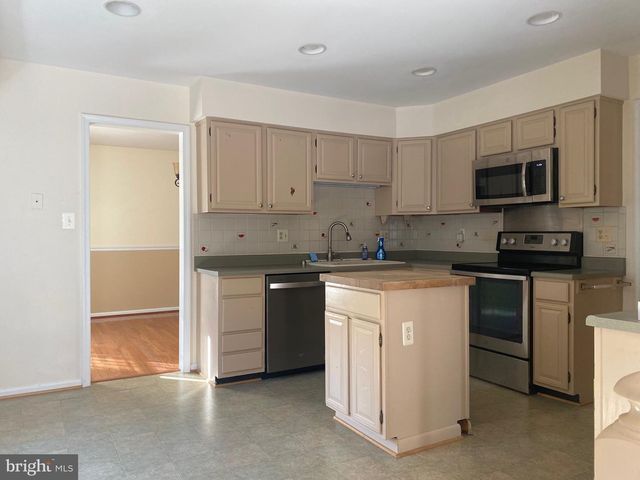 8305 FORESTREE CT, Vienna, VA 22182