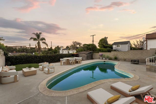7527 Stewart Avenue, Los Angeles, CA 90045