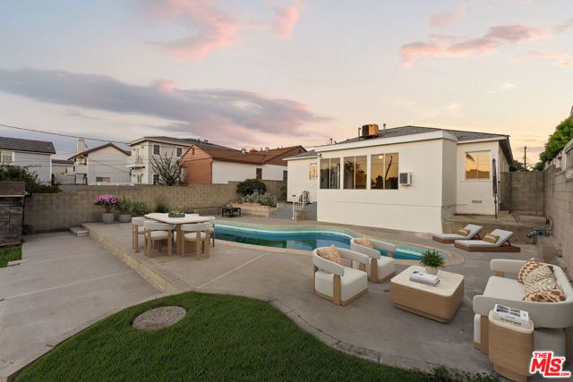 7527 Stewart Avenue, Los Angeles, CA 90045