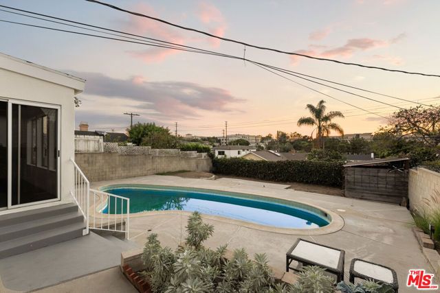 7527 Stewart Avenue, Los Angeles, CA 90045