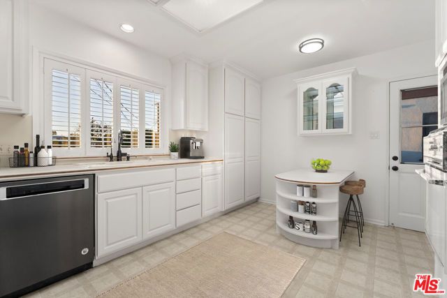 7527 Stewart Avenue, Los Angeles, CA 90045