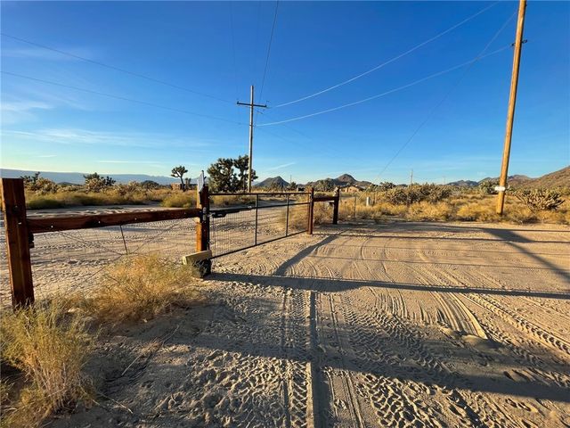 11328 S Kinard Road, Yucca, AZ 86438