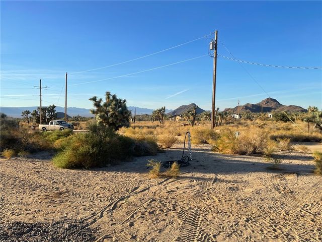 11328 S Kinard Road, Yucca, AZ 86438