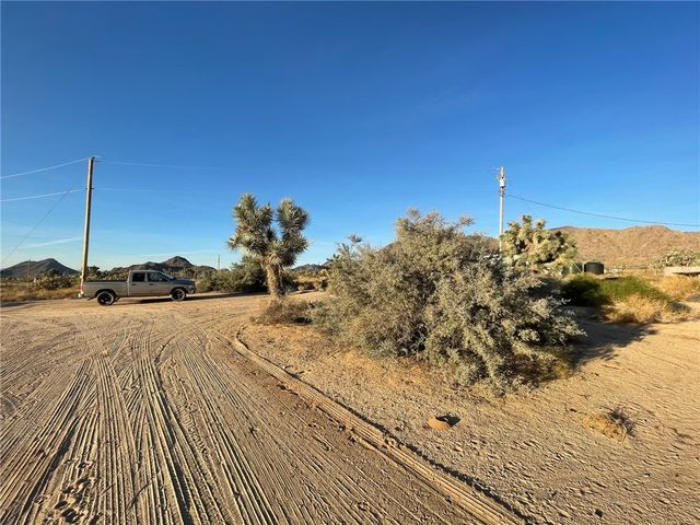11328 S Kinard Road, Yucca, AZ 86438