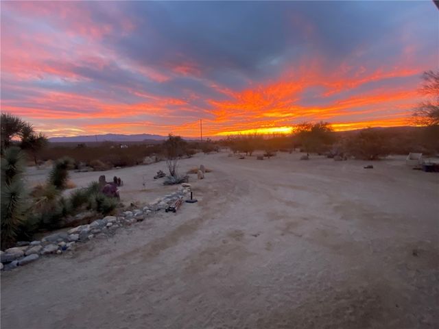 11328 S Kinard Road, Yucca, AZ 86438