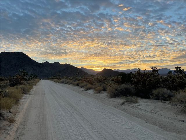 11328 S Kinard Road, Yucca, AZ 86438