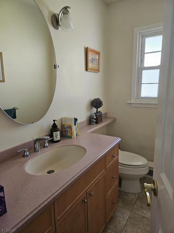 2 Vermont Ct, Parsippany-troy Hills Twp., NJ 07034
