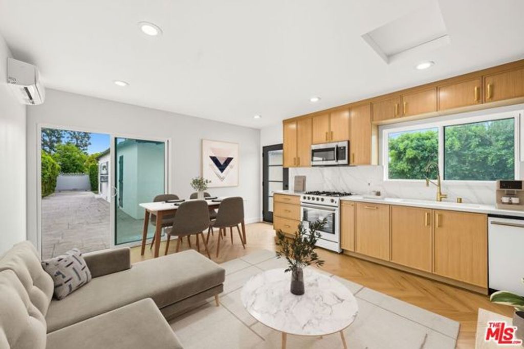 6327 Babcock, Los Angeles, CA 91606