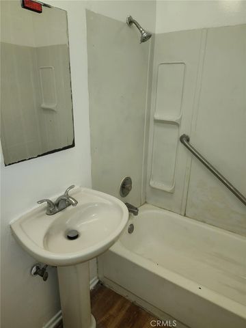 1054 E Artesia Boulevard 4, Long Beach, CA 90805