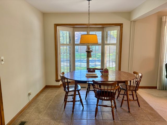 44 Queens Court 44, Westchester, IL 60154